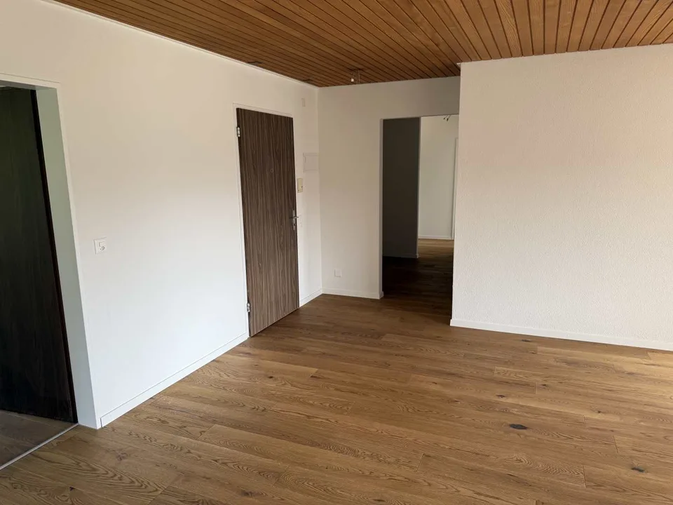 Grosszügige 6-Zimmer-Wohnung mit Balkon und Kamin in Neuenegg
