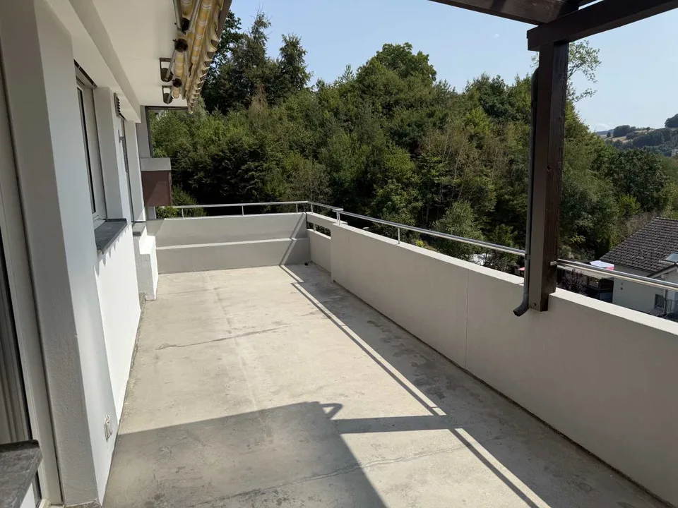 Grosszügige 6-Zimmer-Wohnung mit Balkon und Kamin in Neuenegg
