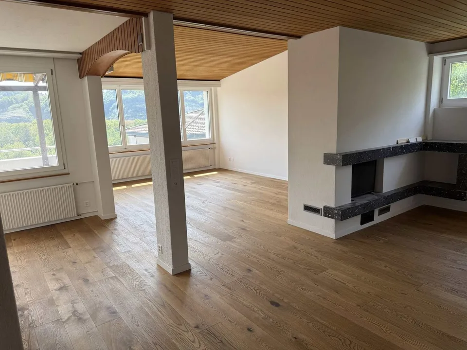 Grosszügige 6-Zimmer-Wohnung mit Balkon und Kamin in Neuenegg