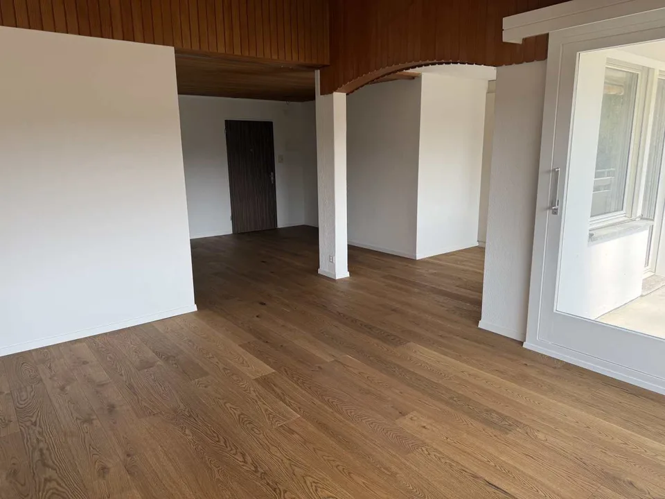 Grosszügige 6-Zimmer-Wohnung mit Balkon und Kamin in Neuenegg
