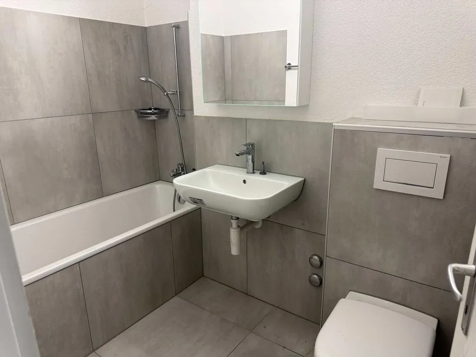 Grosszügige 6-Zimmer-Wohnung mit Balkon und Kamin in Neuenegg