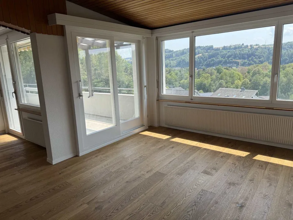 Grosszügige 6-Zimmer-Wohnung mit Balkon und Kamin in Neuenegg