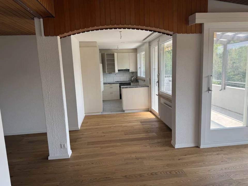 Grosszügige 6-Zimmer-Wohnung mit Balkon und Kamin in Neuenegg