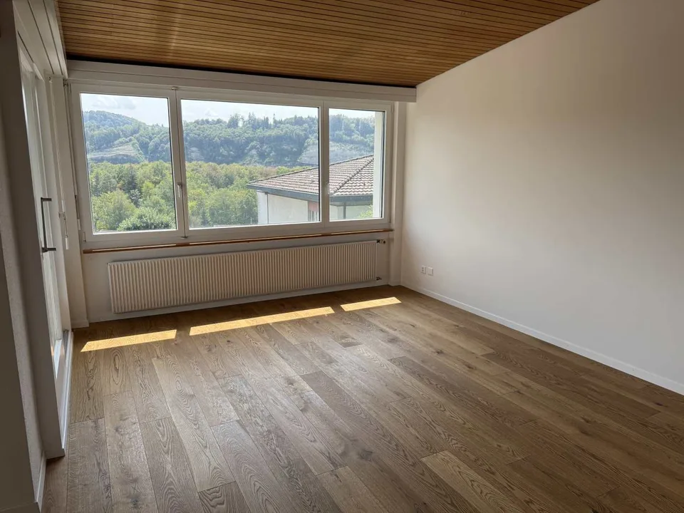 Grosszügige 6-Zimmer-Wohnung mit Balkon und Kamin in Neuenegg