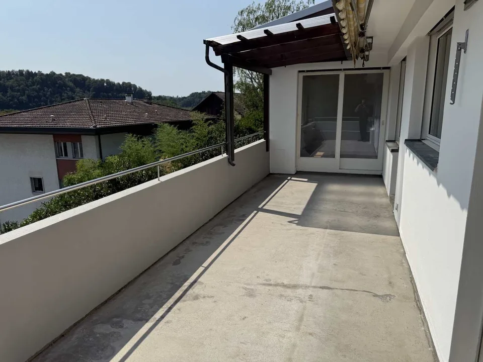 Grosszügige 6-Zimmer-Wohnung mit Balkon und Kamin in Neuenegg