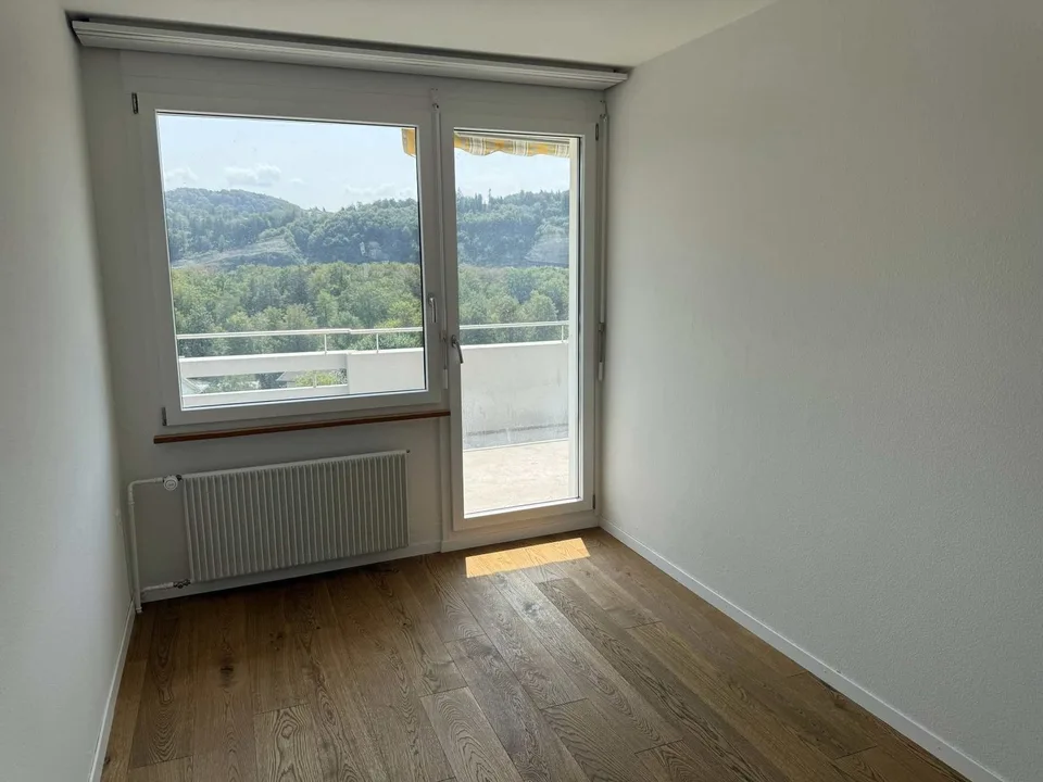 Grosszügige 6-Zimmer-Wohnung mit Balkon und Kamin in Neuenegg