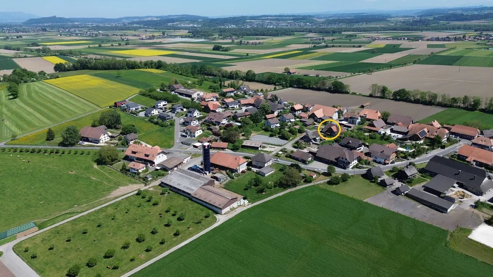 Parte di fattoria da completare da soli in una posizione tranquilla con un bel giardino.