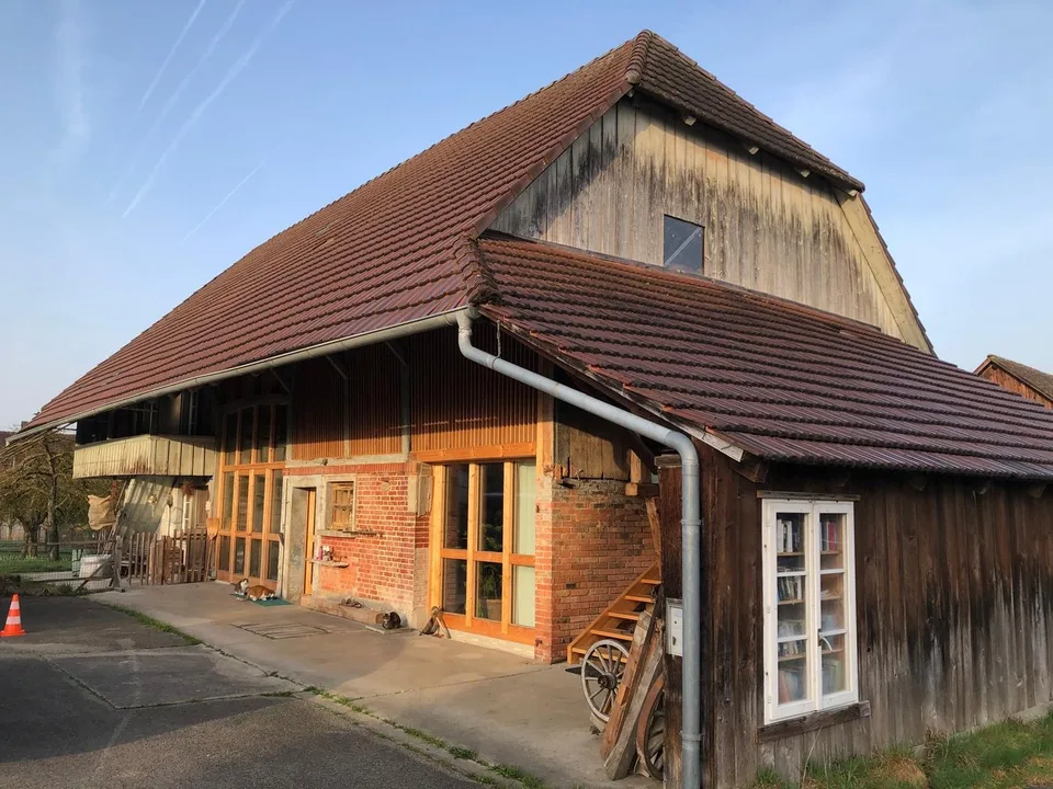 Bauernhausteil zum selber fertig ausbauen an ruhiger Lage mit schönem Garten.