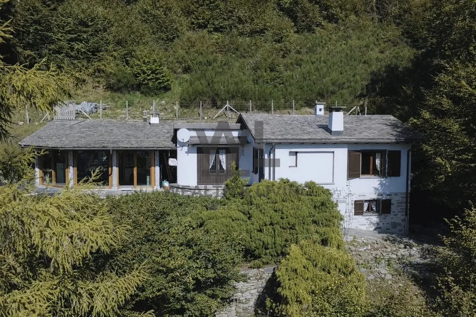 Chalet con terreno edificabile di 1387 m² e garage