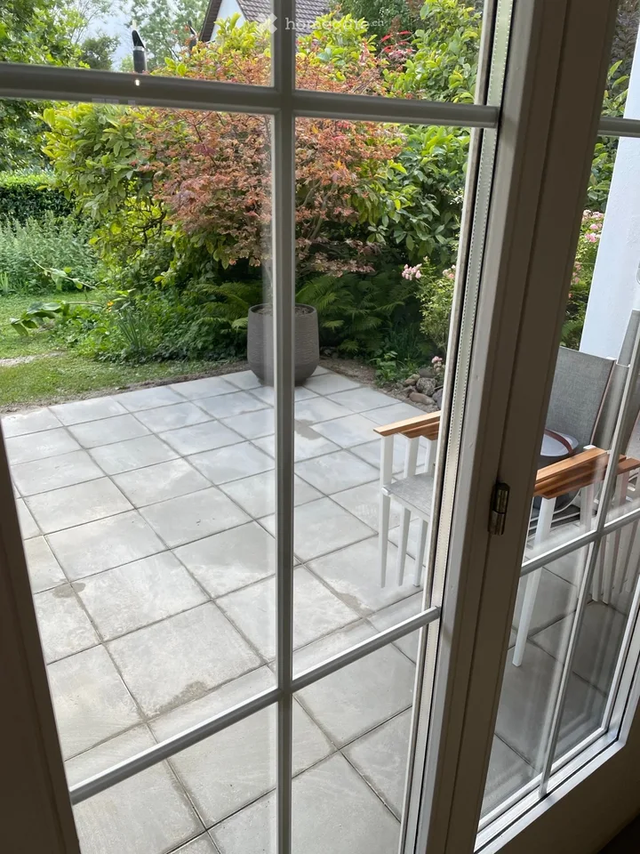 Bright, newly renovated 4.5-room apartment in a quiet location in Meilen with a large terrace