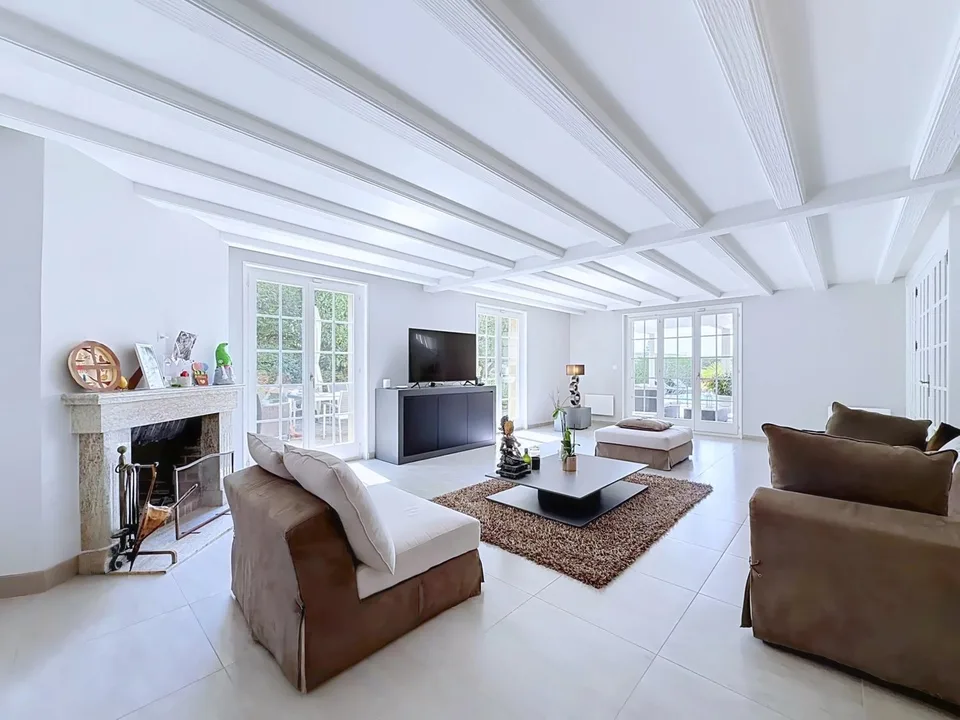 Villa auf großem Grundstück