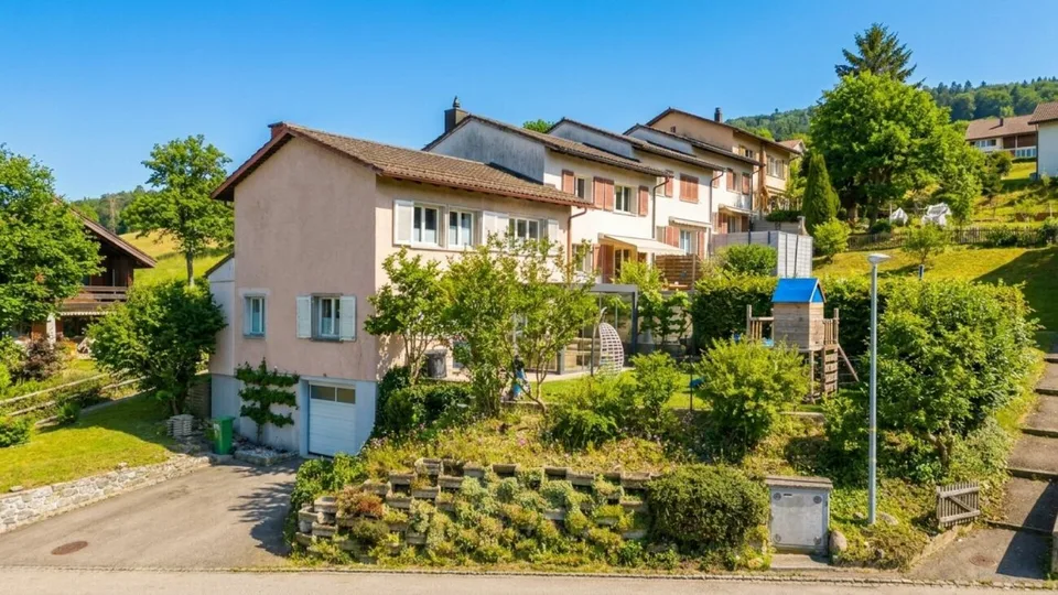 Casa a schiera su pendio soleggiato con garage
