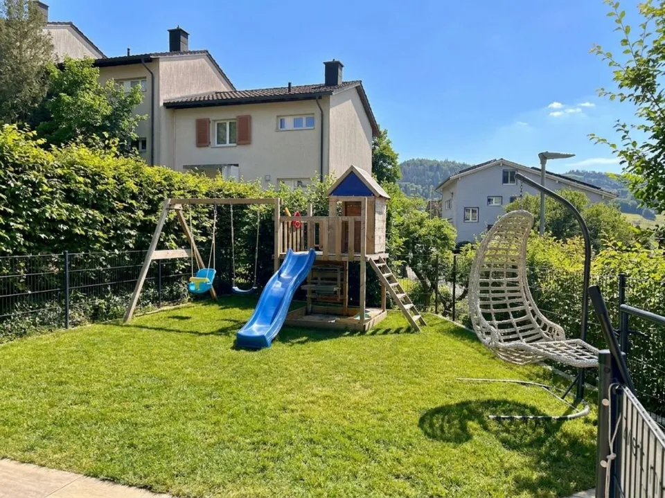 Casa a schiera su pendio soleggiato con garage
