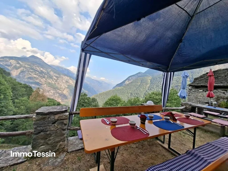 Charaktervolles Rustico an spektakulärer Aussichtslage auf einer authentischen Tessiner Alp im oberen Maggiatal