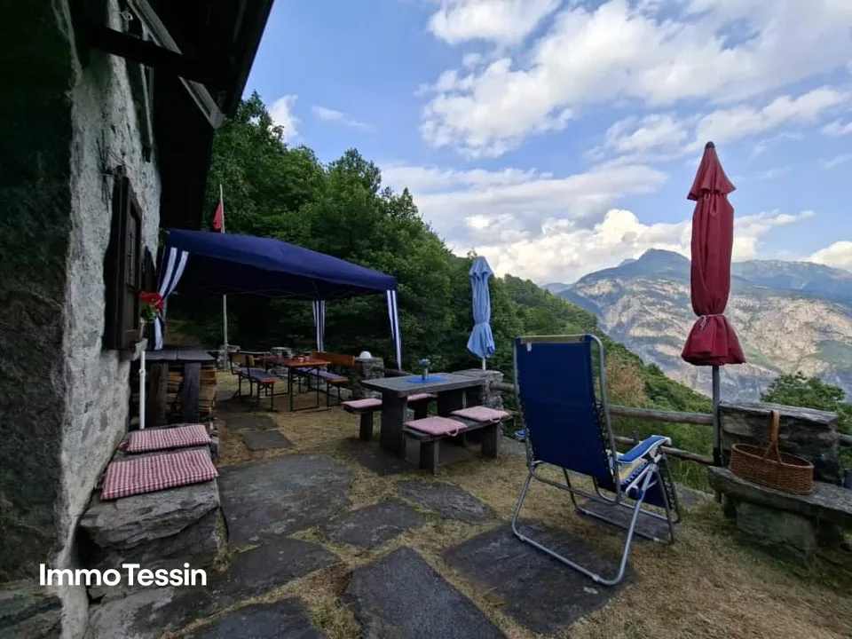 Charaktervolles Rustico an spektakulärer Aussichtslage auf einer authentischen Tessiner Alp im oberen Maggiatal