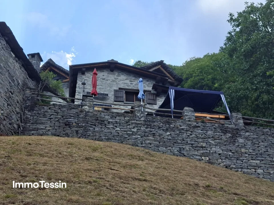 Charaktervolles Rustico an spektakulärer Aussichtslage auf einer authentischen Tessiner Alp im oberen Maggiatal