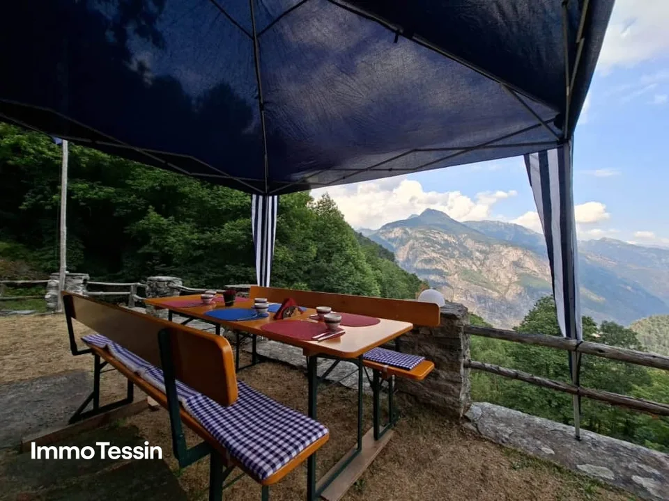 Charaktervolles Rustico an spektakulärer Aussichtslage auf einer authentischen Tessiner Alp im oberen Maggiatal