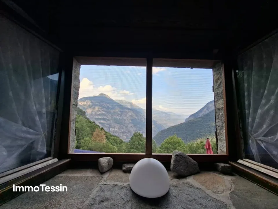 Charaktervolles Rustico an spektakulärer Aussichtslage auf einer authentischen Tessiner Alp im oberen Maggiatal