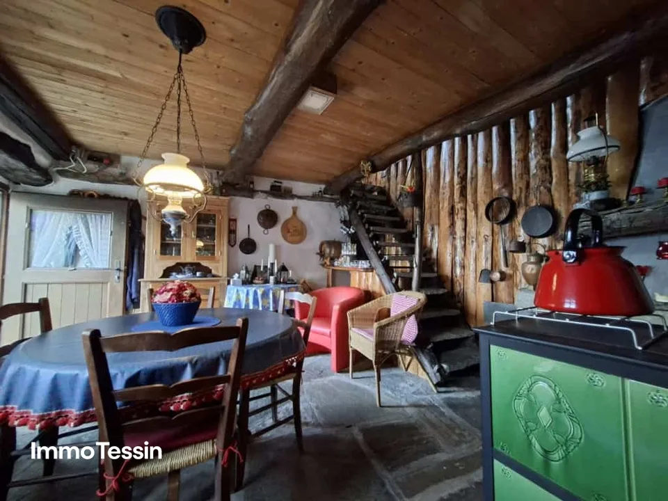 Charaktervolles Rustico an spektakulärer Aussichtslage auf einer authentischen Tessiner Alp im oberen Maggiatal