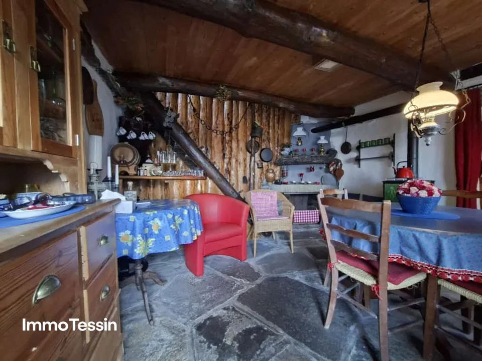 Charaktervolles Rustico an spektakulärer Aussichtslage auf einer authentischen Tessiner Alp im oberen Maggiatal