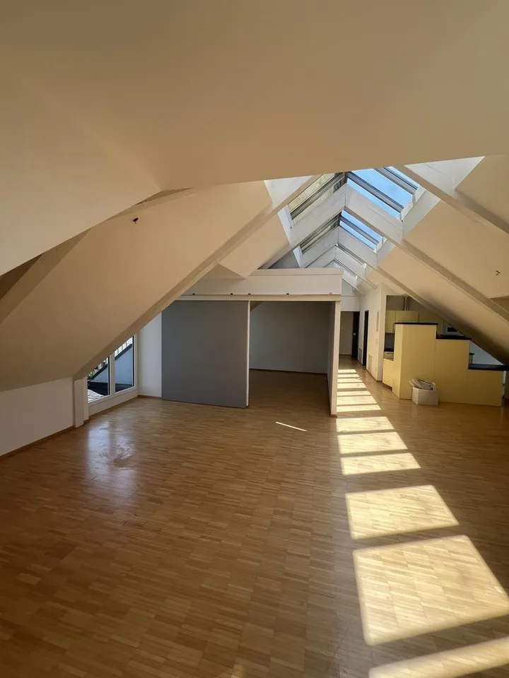 Bright 3.5-room attic apartment with gallery