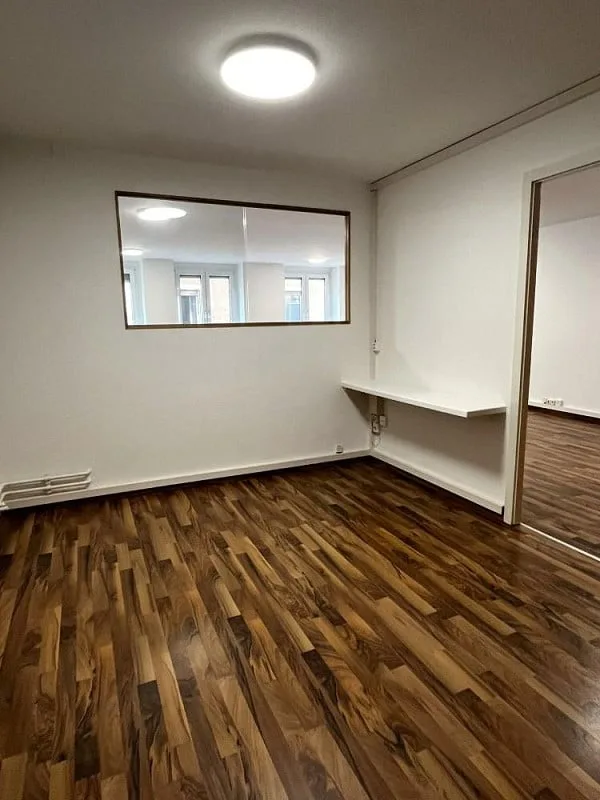 Lichtdurchflutete Bürofläche mit Dachterrassen und Limmatblick