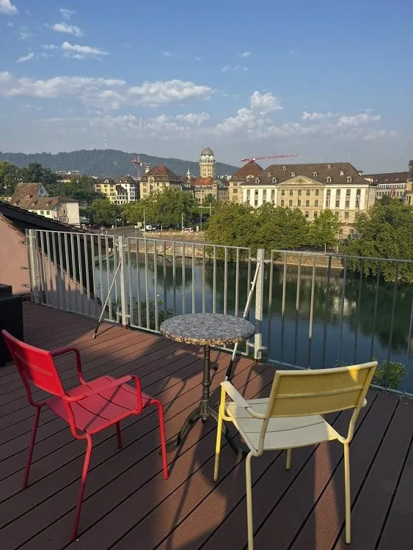 Lichtdurchflutete Bürofläche mit Dachterrassen und Limmatblick