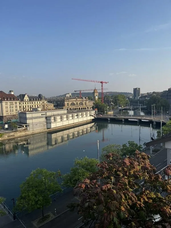 Lichtdurchflutete Bürofläche mit Dachterrassen und Limmatblick
