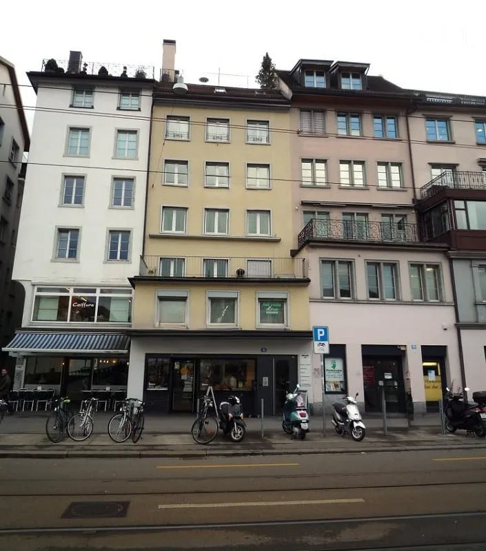 Lichtdurchflutete Bürofläche mit Dachterrassen und Limmatblick