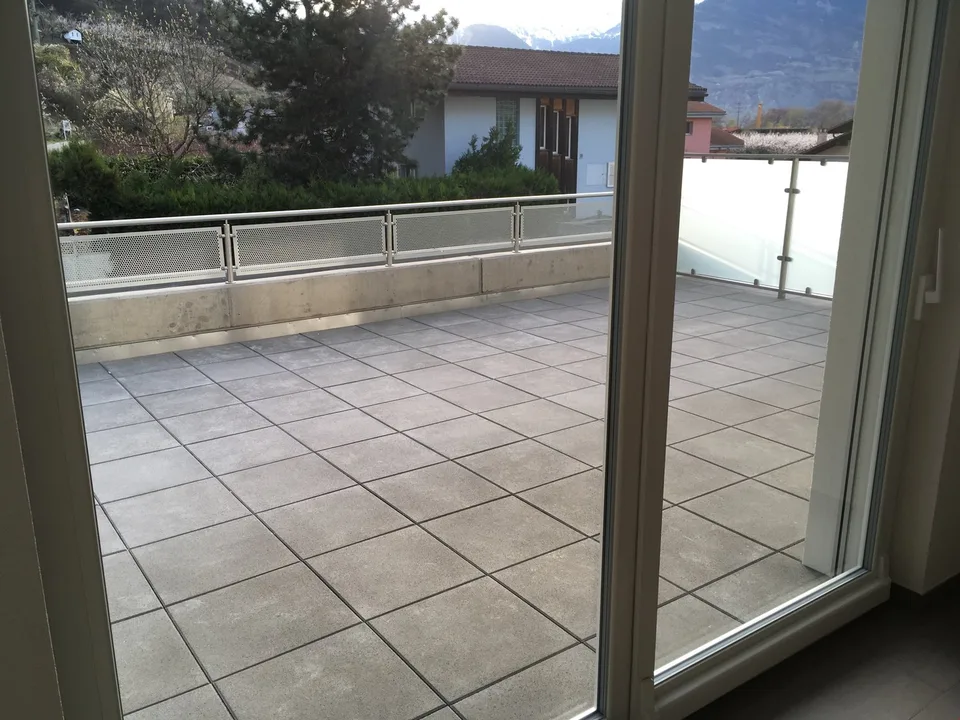 GERÄUMIGES 2.5 ZIMMER MODERN MIT SCHÖNER TERRASSE VON 40M2 - MALOC-IMMO