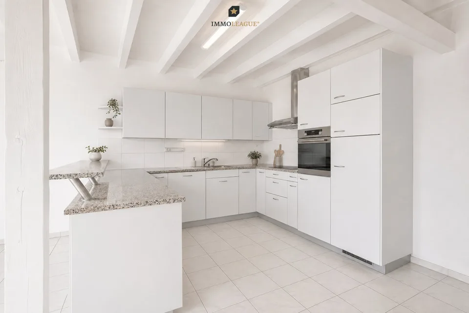 Lichtdurchflutete Maisonette-Dachwohnung mit schöner Seesicht.