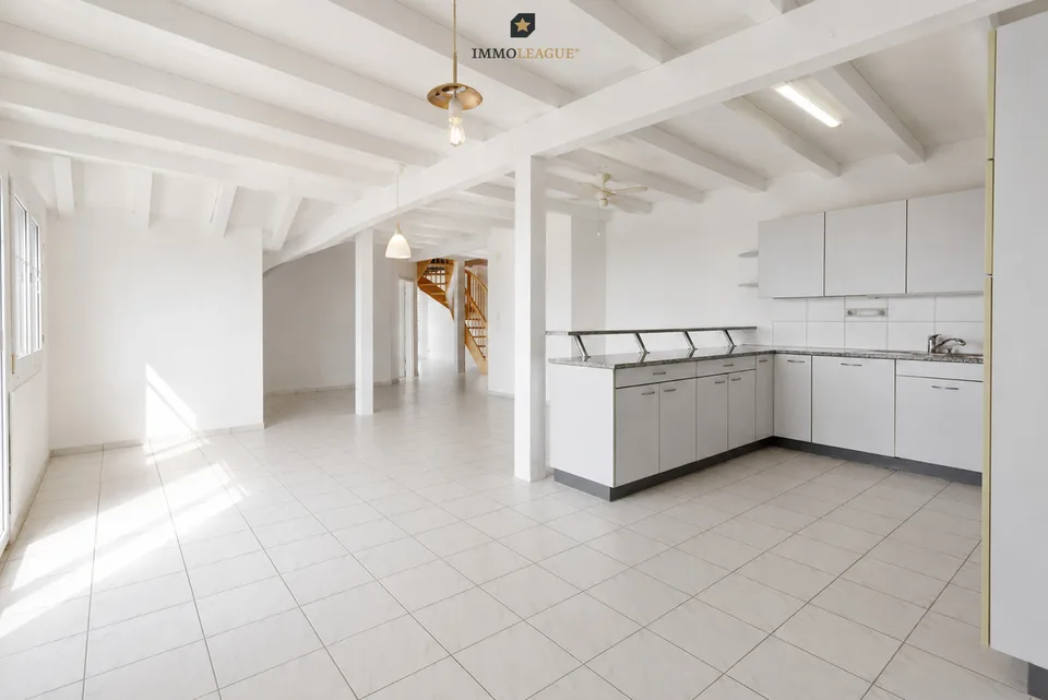 Lichtdurchflutete Maisonette-Dachwohnung mit schöner Seesicht.