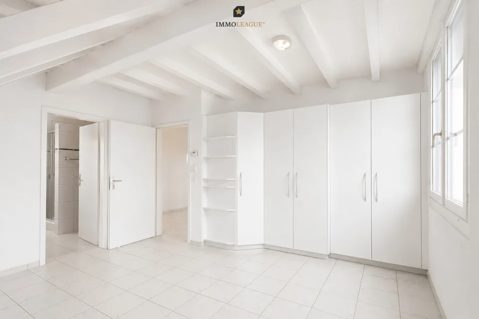 Lichtdurchflutete Maisonette-Dachwohnung mit schöner Seesicht.