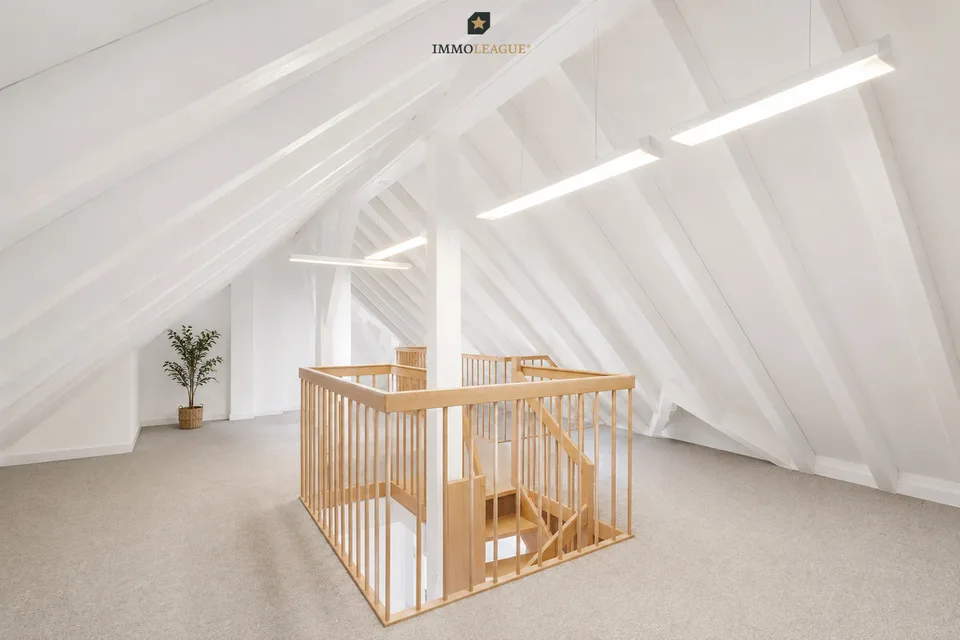 Lichtdurchflutete Maisonette-Dachwohnung mit schöner Seesicht.
