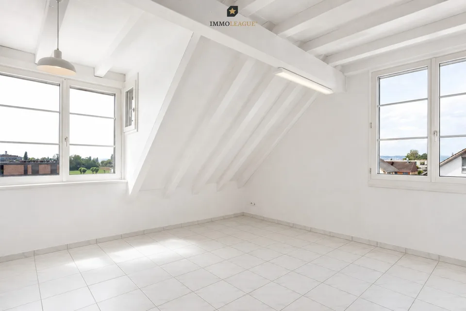 Lichtdurchflutete Maisonette-Dachwohnung mit schöner Seesicht.