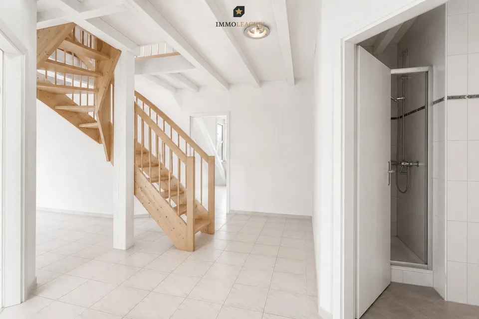 Lichtdurchflutete Maisonette-Dachwohnung mit schöner Seesicht.