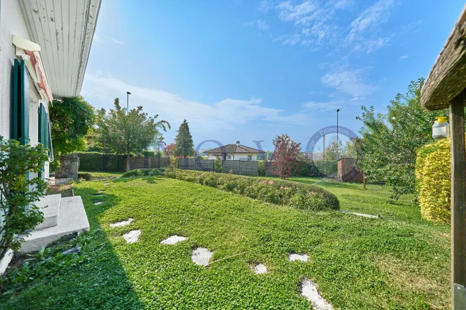 GERÄUMIG UND EINZELN MIT GROSSEN GARTEN