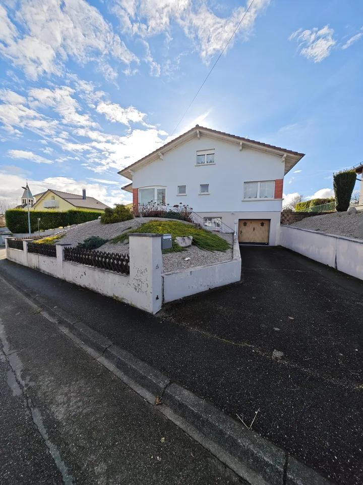 Maison familiale 5 chambres avec grand garage et jardin   Proche frontière suisse