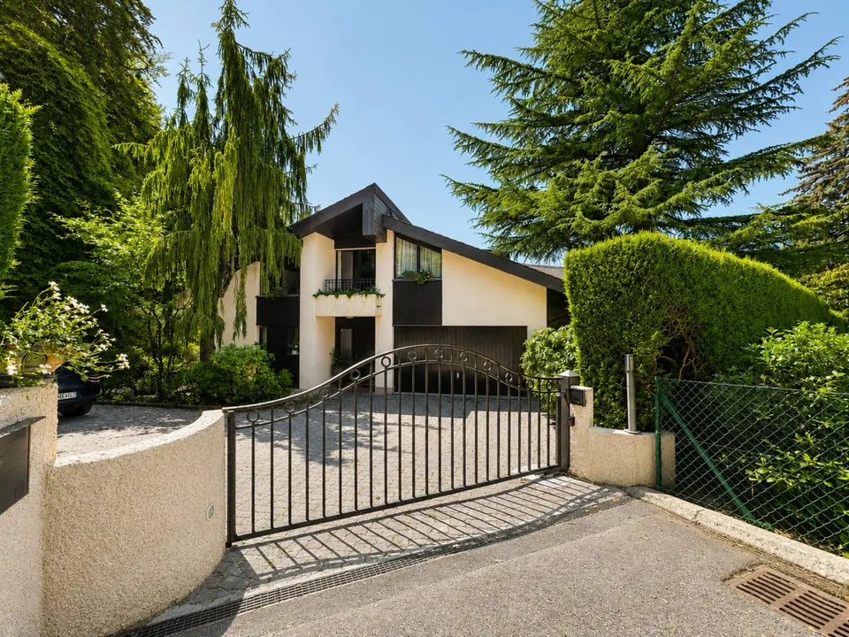 Villa mit Ausblick auf den See und die Alpen in einem erhaltenen Umfeld