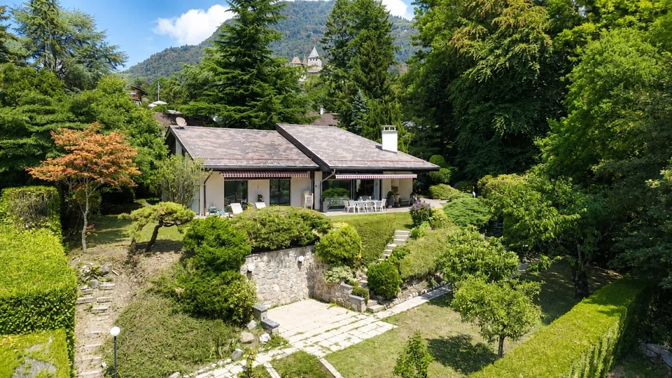 Villa mit Ausblick auf den See und die Alpen in einem erhaltenen Umfeld