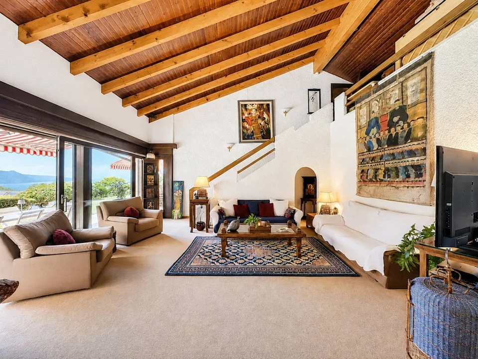 Villa mit Ausblick auf den See und die Alpen in einem erhaltenen Umfeld
