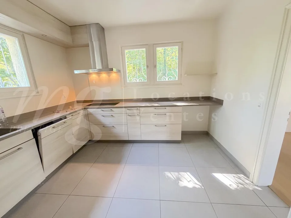 SEHR SCHÖNES UND GROßES EINFAMILIENHAUS MIT 9 ZIMMERN - 5 SCHLAFZIMMERN - SCHWIMMBAD