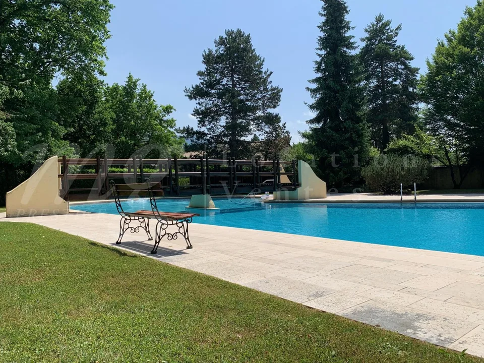 SEHR SCHÖNES UND GROßES EINFAMILIENHAUS MIT 9 ZIMMERN - 5 SCHLAFZIMMERN - SCHWIMMBAD