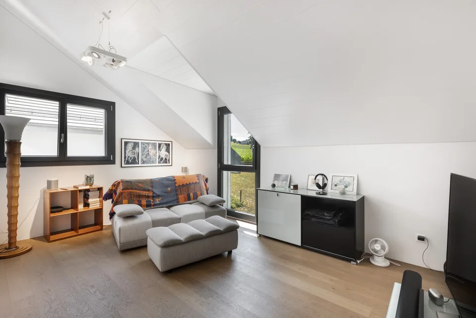 Moderne 4.5-Zimmer-Villa mit Blick auf die umliegende Landschaft
