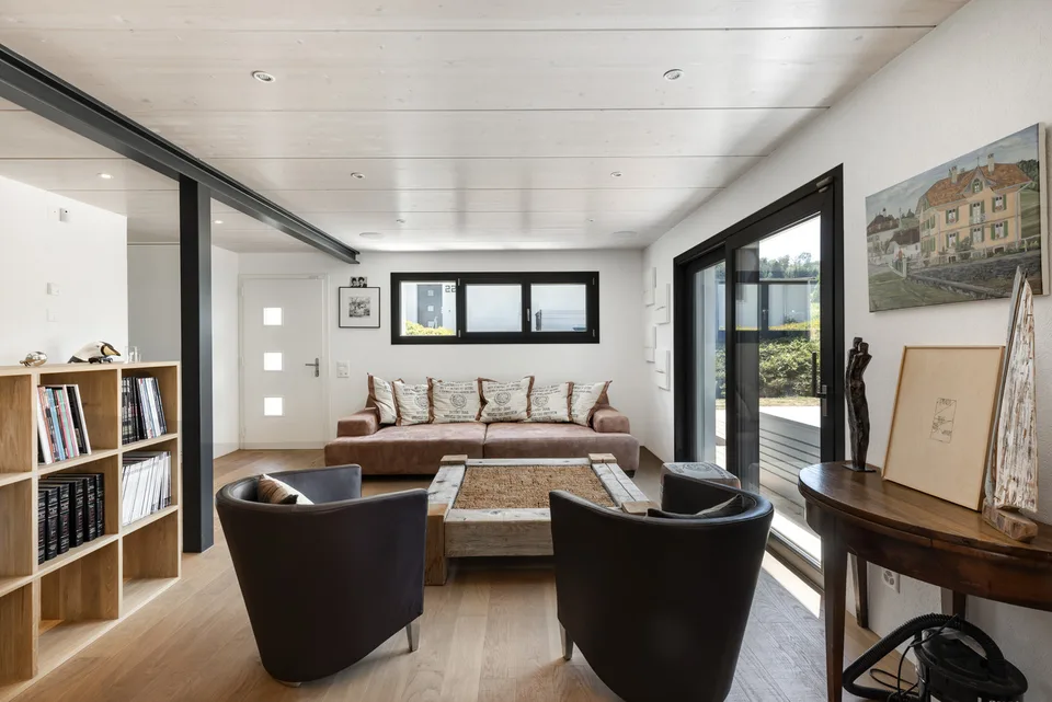 Moderne 4.5-Zimmer-Villa mit Blick auf die umliegende Landschaft