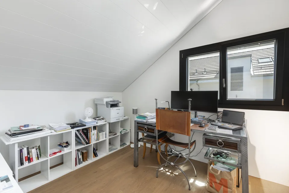 Moderne 4.5-Zimmer-Villa mit Blick auf die umliegende Landschaft