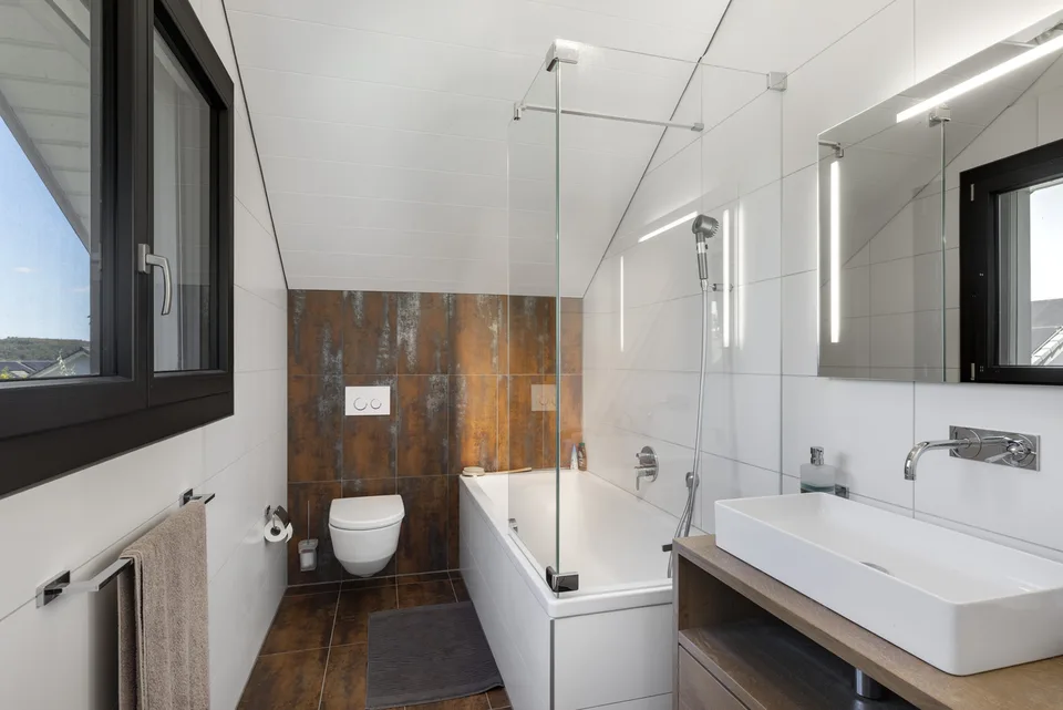 Moderne 4.5-Zimmer-Villa mit Blick auf die umliegende Landschaft