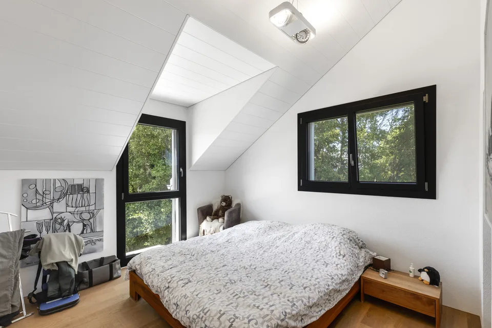 Moderne 4.5-Zimmer-Villa mit Blick auf die umliegende Landschaft