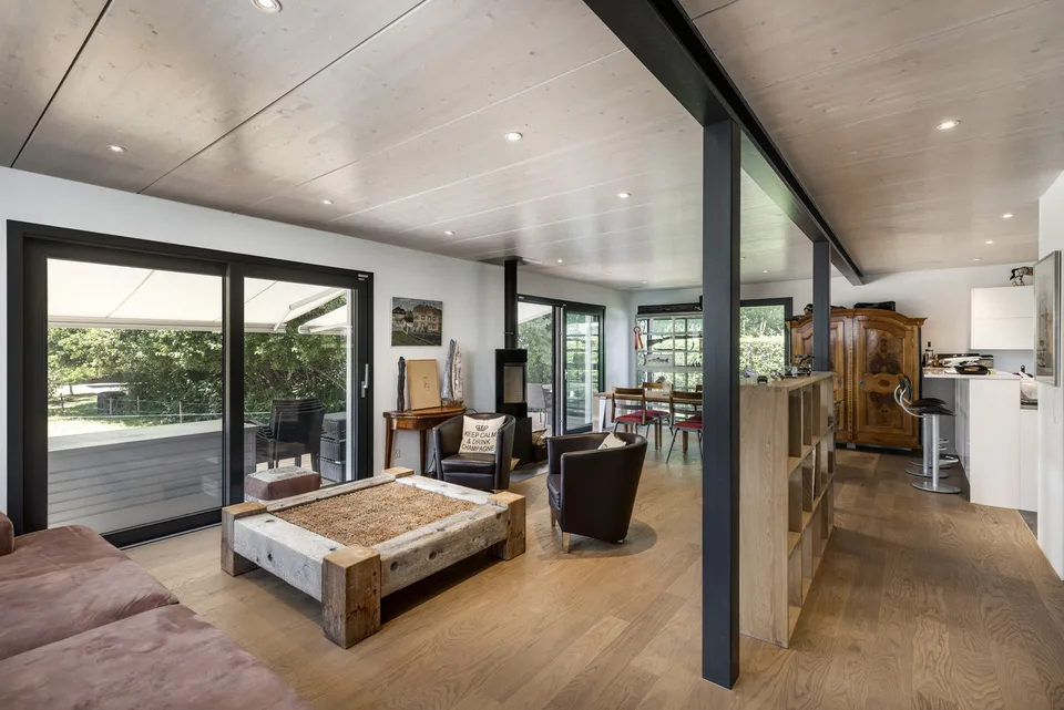 Moderne 4.5-Zimmer-Villa mit Blick auf die umliegende Landschaft