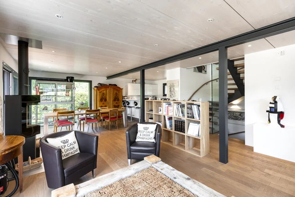 Moderne 4.5-Zimmer-Villa mit Blick auf die umliegende Landschaft